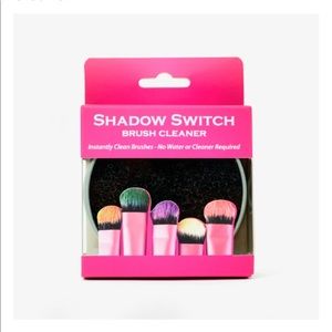EDJE BEAUTY EYESHADOW SWITCH BRUSH CLEANER NWOB Red Case